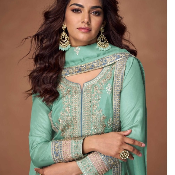 Elegant Pink Embroidered Suit - Picture 5 of 10